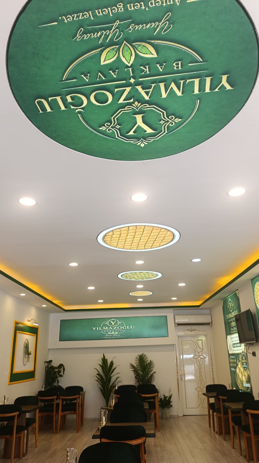 Tavanda Yılmazoğlu Baklava amblemi ve oturma alanı