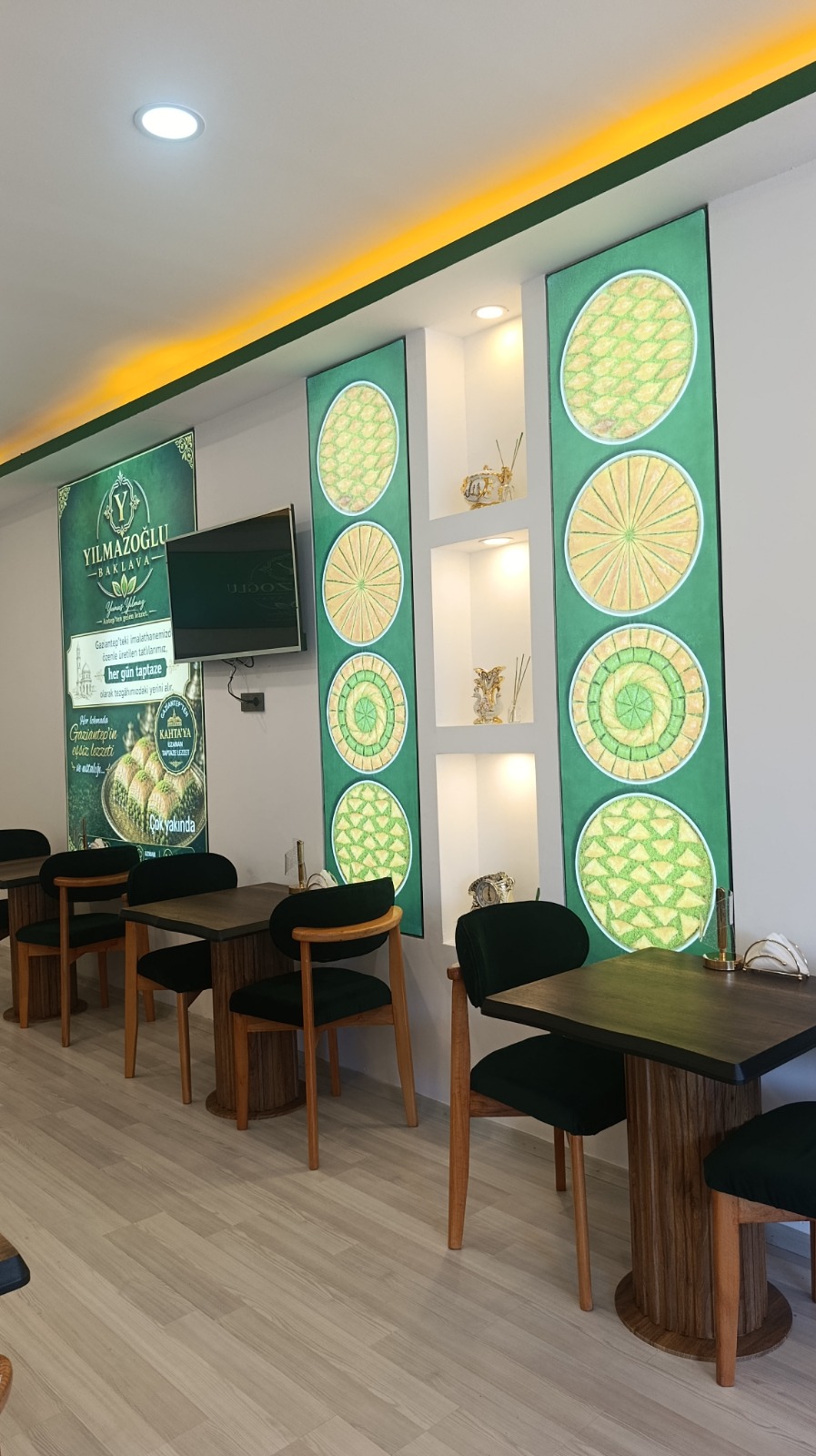 Yılmazoğlu Baklava salonu ve oturma alanı