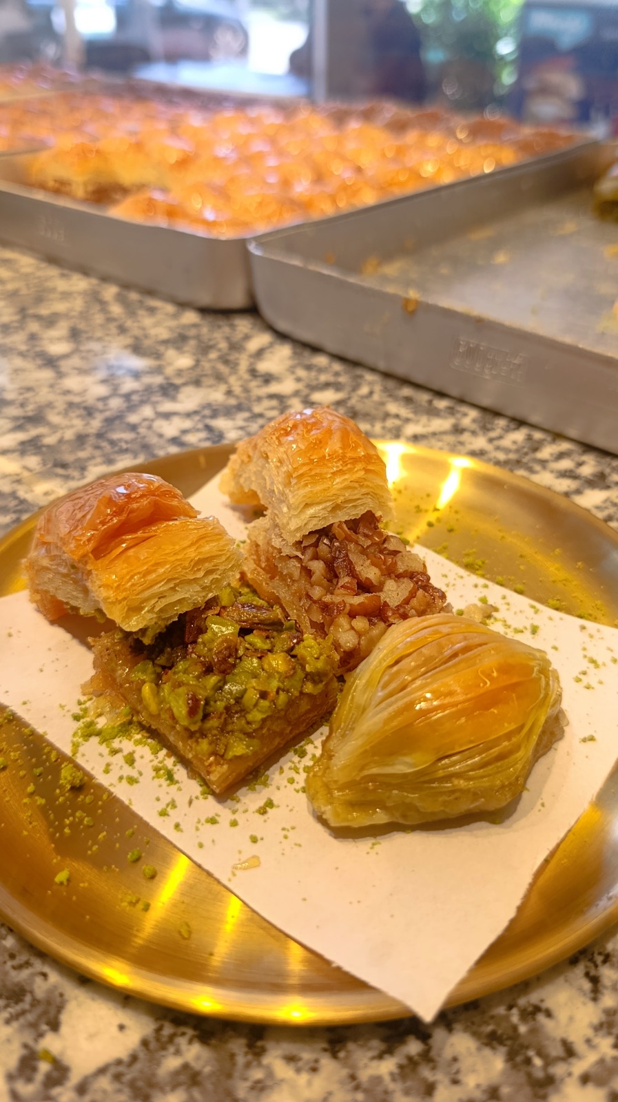 Tepside fıstıklı baklava, sarma ve şöbiyet çeşitleri