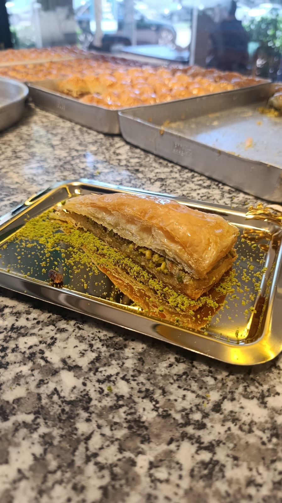 Fıstık serpilmiş klasik baklava dilimi